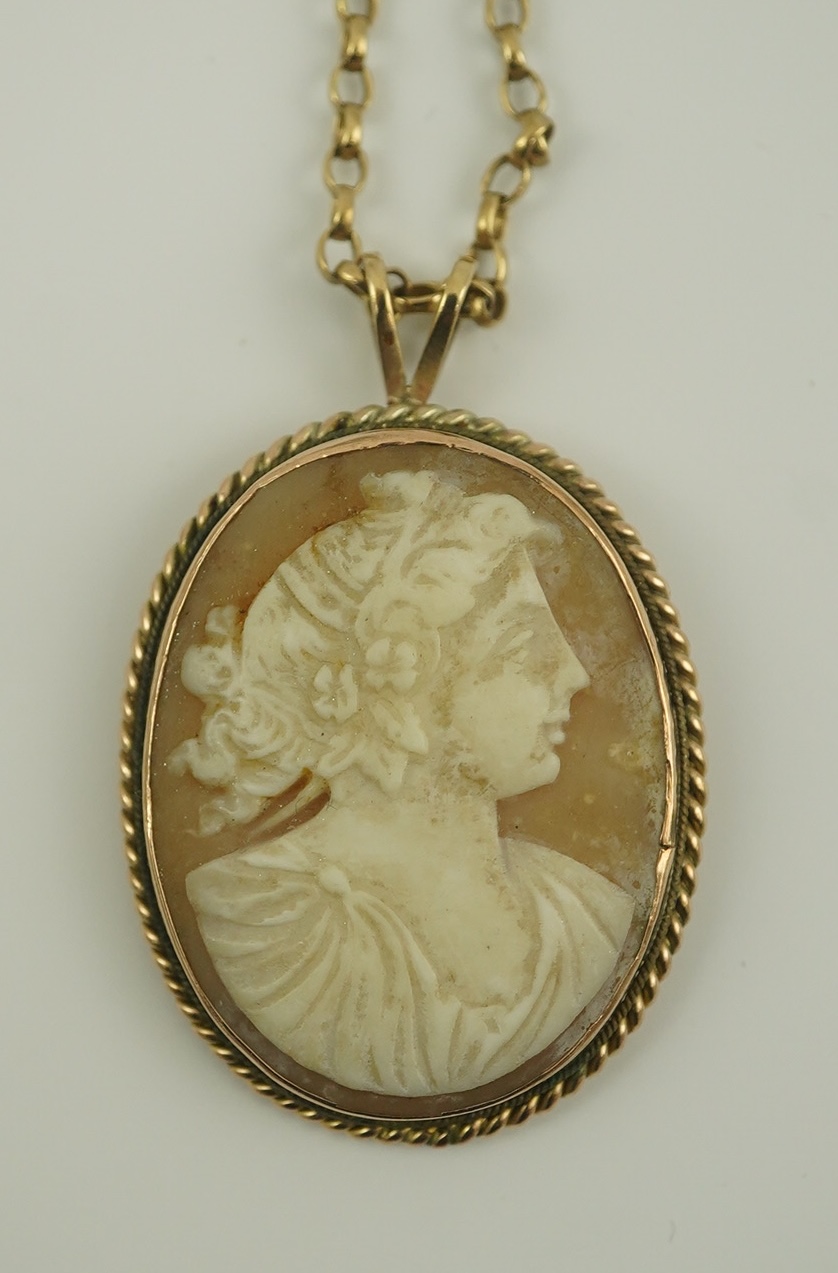 A 9ct gold mounted oval cameo shell pendant, on a 9k gold chain